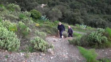 Barcelona yakınlarındaki dağlarda yürüyüş yapan yaşlı çift. Yüksek kalite 4k görüntü