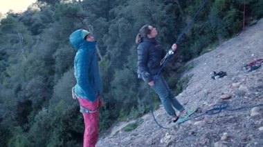 İspanya 'nın Barcelona yakınlarındaki dağlara tırmanmaya giden iki bayan arkadaş. Kadınlar dışarı tırmanıyor. Yüksek kalite 4k görüntü
