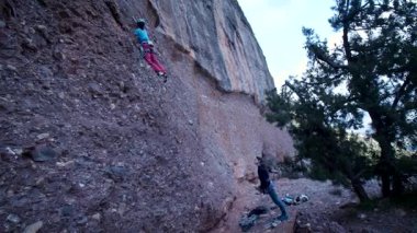 İspanya 'nın Barcelona yakınlarındaki dağlara tırmanmaya giden iki bayan arkadaş. Kadınlar dışarı tırmanıyor. Yüksek kalite 4k görüntü