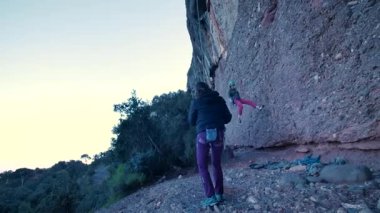 Dişi arkadaşlar gerçek kayaya tırmanıyorlar. Yüksek kalite 4k görüntü