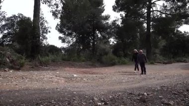 Barcelona yakınlarındaki dağlarda yürüyüş yapan yaşlı çift. Yüksek kalite 4k görüntü