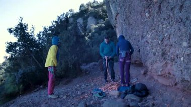 Arkadaşlar doğada kırmızı kayalara tırmanıyor. Yüksek kalite 4k görüntü