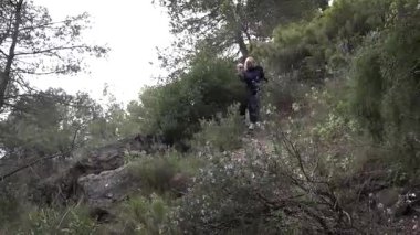 Barcelona yakınlarındaki dağlarda yürüyüş yapan yaşlı çift. Yüksek kalite 4k görüntü