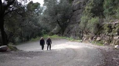 Barcelona yakınlarındaki dağlarda yürüyüş yapan yaşlı çift. Yüksek kalite 4k görüntü