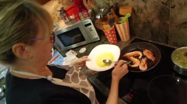 Ev hanımı evde balık güveci pişiriyor. Yüksek kalite 4k görüntü