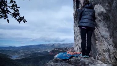 Arkadaşlar Siurana 'ya tırmanıyor ve günü dışarıda geçiriyorlar. Yüksek kalite 4k görüntü