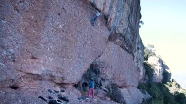 İspanya 'nın Barcelona yakınlarındaki dağlara tırmanmaya giden iki bayan arkadaş. Kadınlar dışarı tırmanıyor. Yüksek kalite 4k görüntü