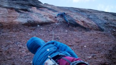 İspanya 'nın Barcelona yakınlarındaki dağlara tırmanmaya giden iki bayan arkadaş. Kadınlar dışarı tırmanıyor. Yüksek kalite 4k görüntü