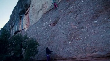 Dişi arkadaşlar gerçek kayaya tırmanıyorlar. Yüksek kalite 4k görüntü