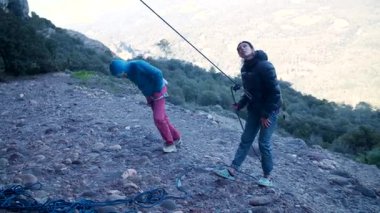 İspanya 'nın Barcelona yakınlarındaki dağlara tırmanmaya giden iki bayan arkadaş. Kadınlar dışarı tırmanıyor. Yüksek kalite 4k görüntü