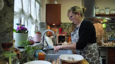 Ev hanımı evde balık güveci pişiriyor. Yüksek kalite 4k görüntü