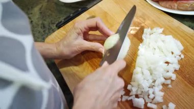 Ev hanımı evde balık güveci pişiriyor. Yüksek kalite 4k görüntü