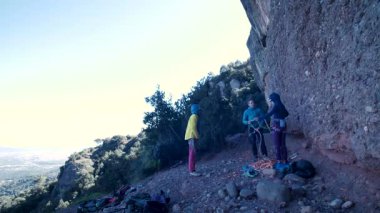 Arkadaşlar doğada kırmızı kayalara tırmanıyor. Yüksek kalite 4k görüntü