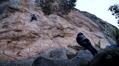 Arkadaşlar Siurana 'ya tırmanıyor ve günü dışarıda geçiriyorlar. Yüksek kalite 4k görüntü