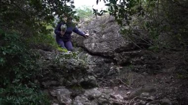 Barcelona yakınlarındaki dağlarda yürüyüş yapan yaşlı çift. Yüksek kalite 4k görüntü