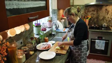 Ev hanımı evde balık güveci pişiriyor. Yüksek kalite 4k görüntü