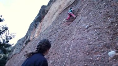 İspanya 'nın Barcelona yakınlarındaki dağlara tırmanmaya giden iki bayan arkadaş. Kadınlar dışarı tırmanıyor. Yüksek kalite 4k görüntü