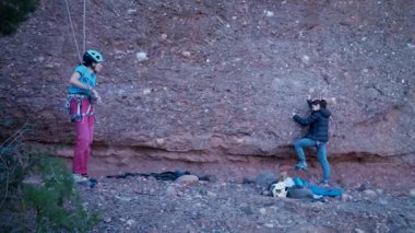 İspanya 'nın Barcelona yakınlarındaki dağlara tırmanmaya giden iki bayan arkadaş. Kadınlar dışarı tırmanıyor. Yüksek kalite 4k görüntü