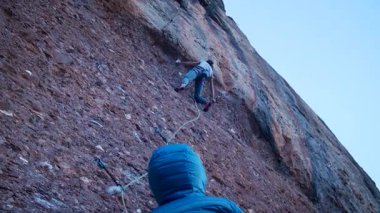 İspanya 'nın Barcelona yakınlarındaki dağlara tırmanmaya giden iki bayan arkadaş. Kadınlar dışarı tırmanıyor. Yüksek kalite 4k görüntü