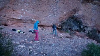 İspanya 'nın Barcelona yakınlarındaki dağlara tırmanmaya giden iki bayan arkadaş. Kadınlar dışarı tırmanıyor. Yüksek kalite 4k görüntü