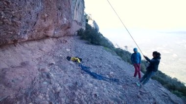 İspanya 'nın Barcelona yakınlarındaki dağlara tırmanmaya giden iki bayan arkadaş. Kadınlar dışarı tırmanıyor. Yüksek kalite 4k görüntü