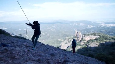 İspanya 'nın Barcelona yakınlarındaki dağlara tırmanmaya giden iki bayan arkadaş. Kadınlar dışarı tırmanıyor. Yüksek kalite 4k görüntü