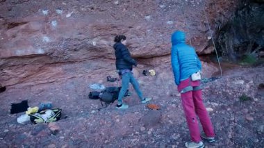 İspanya 'nın Barcelona yakınlarındaki dağlara tırmanmaya giden iki bayan arkadaş. Kadınlar dışarı tırmanıyor. Yüksek kalite 4k görüntü