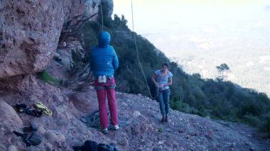 İspanya 'nın Barcelona yakınlarındaki dağlara tırmanmaya giden iki bayan arkadaş. Kadınlar dışarı tırmanıyor. Yüksek kalite 4k görüntü