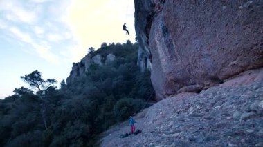Dişi arkadaşlar gerçek kayaya tırmanıyorlar. Yüksek kalite 4k görüntü