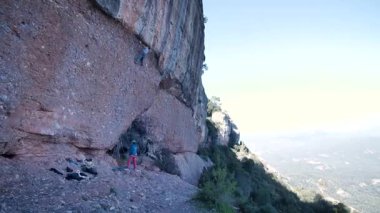 İspanya 'nın Barcelona yakınlarındaki dağlara tırmanmaya giden iki bayan arkadaş. Kadınlar dışarı tırmanıyor. Yüksek kalite 4k görüntü