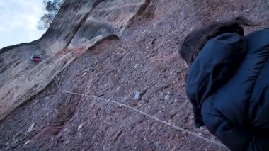 İspanya 'nın Barcelona yakınlarındaki dağlara tırmanmaya giden iki bayan arkadaş. Kadınlar dışarı tırmanıyor. Yüksek kalite 4k görüntü