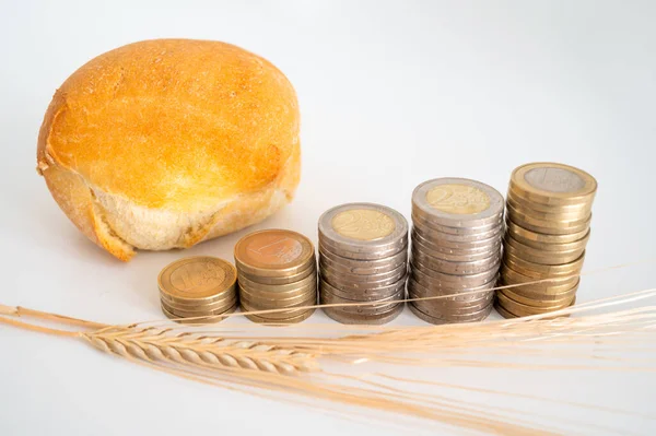 Stück Brot Neben Stapeln Von Münzen Zunehmender Höhe Und Einer — Stockfoto