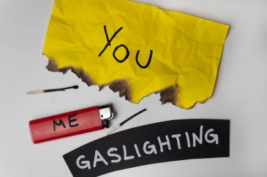 Kara bir yüzeyde, üzerinde 