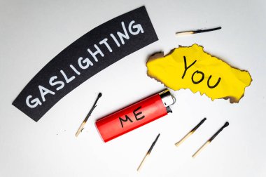 Kara bir yüzeyde, üzerinde 