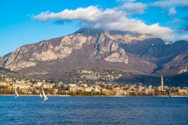 The city of Lecco, with its lakefront and its buildings, photographed by day.