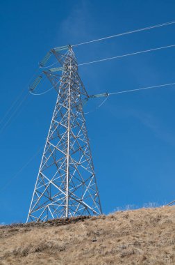 Elektrik direkleri, bir dağ yerinde. Köken, ulaşım ve elektrik ihtiyacı. Çevresel tahribat. Elektirik ızgarası.