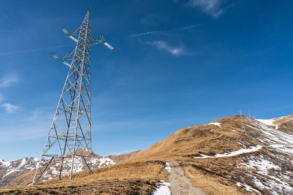 Elektrik direkleri, bir dağ yerinde. Köken, ulaşım ve elektrik ihtiyacı. Çevresel tahribat. Elektirik ızgarası.