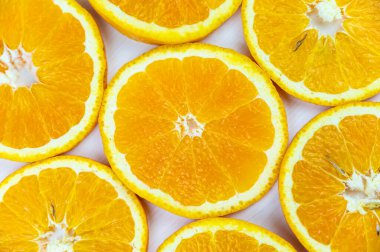 Portakal dilimleri birbirine yakın ve beyaz arkaplanda. Portakal hamuru.