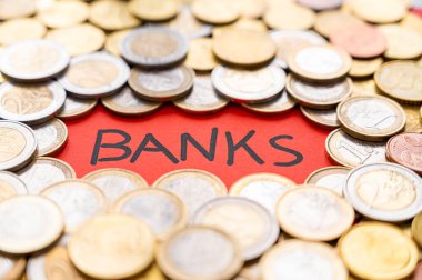 Word Bank, etrafında bozuk paralar var. Para, servet ve bankacılık faaliyetleri.
