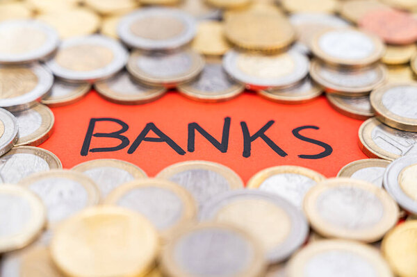 Банк Слова, с монетами вокруг. Деньги, богатство и банковская деятельность.