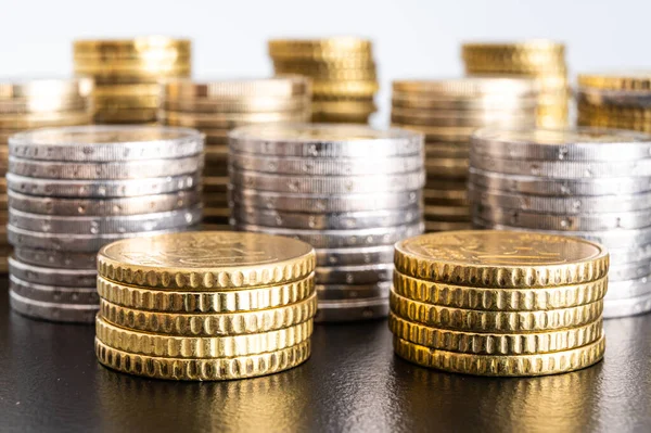 Stapeln Von Münzen Nebeneinander Auf Schwarzer Oberfläche Geldmenge Und Vermögen — Stockfoto