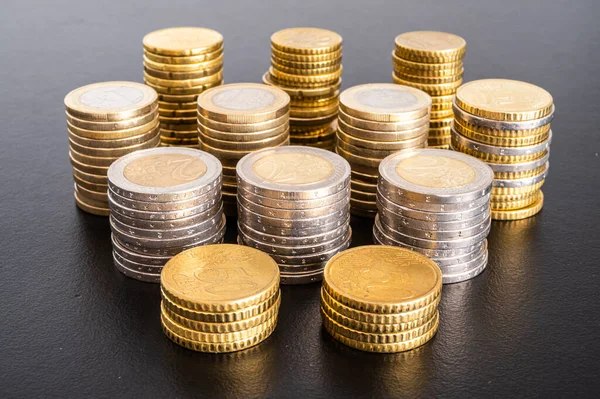 Stapeln Von Münzen Nebeneinander Auf Schwarzer Oberfläche Geldmenge Und Vermögen — Stockfoto
