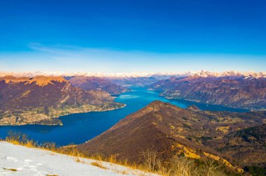 Como Gölü 'ndeki Panorama, Monte San Primo' dan çekilmiş, Bellagio ve ona tepeden bakan tüm dağlarla birlikte..