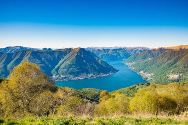 Como Gölü 'nün Panorama' sı ve Como kıyıları, üzerinde köyler ve dağlar var..
