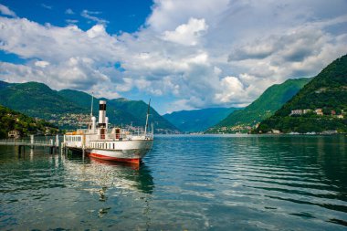 Como Gölü panoraması, Villa Olmo 'dan eski bir demirli tekneyle çekilmiş..
