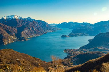 Panorama on the upper lake of Como, with the villages of Gera Lario, Domaso, and the mountains that overlook them.