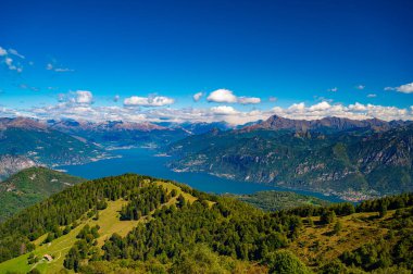 Como Gölü 'ndeki Panorama, Monte San Primo' dan çekilmiş, Bellagio ve ona tepeden bakan tüm dağlarla birlikte..