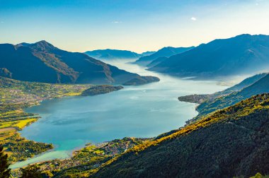 Panorama on the upper lake of Como, with the villages of Gera Lario, Domaso, and the mountains that overlook them.