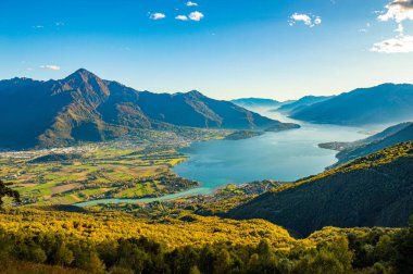Panorama on the upper lake of Como, with the villages of Gera Lario, Domaso, and the mountains that overlook them.