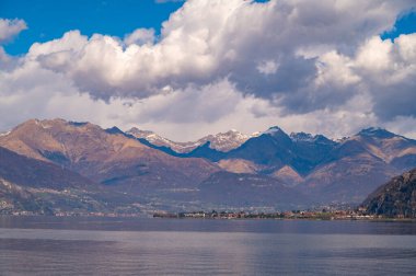 Gölün Lecco tarafında Bellano 'dan çekilmiş Como Gölü manzarası..